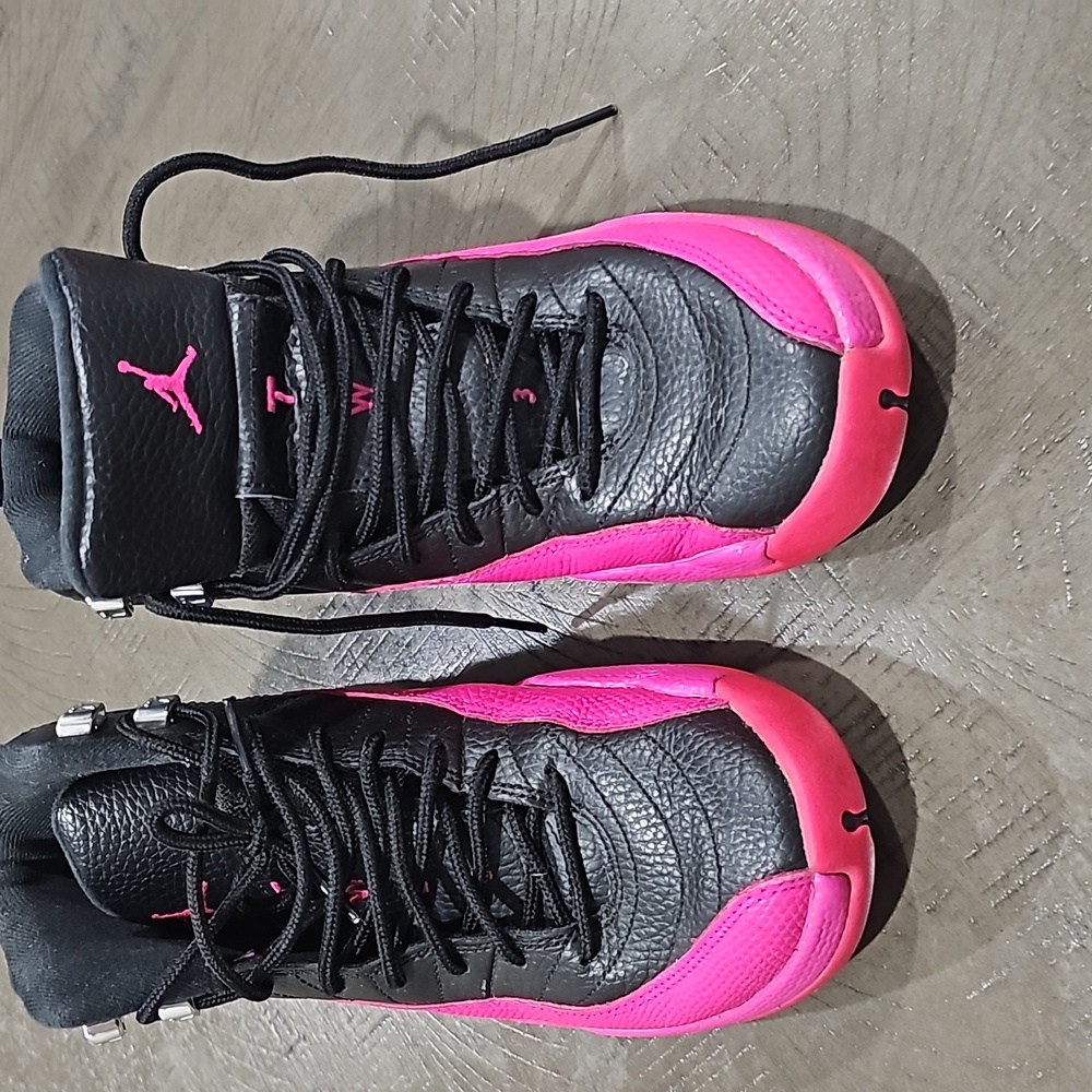 Jordan 12 RetroBlack Deadly Pink size 6Y